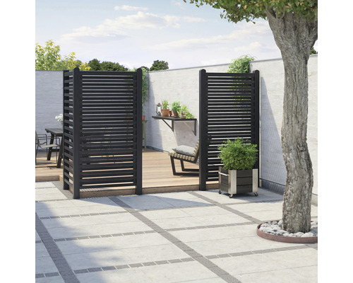 Außenbereich mit Holzboden, Sichtschutzelementen und Sitzgelegenheit