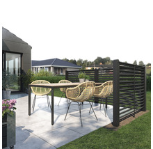 Gartenszene mit Tisch, Stühlen und Sichtschutzzaun