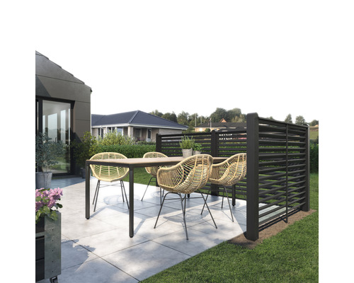 Gartenszene mit Tisch, Stühlen und Sichtschutzzaun