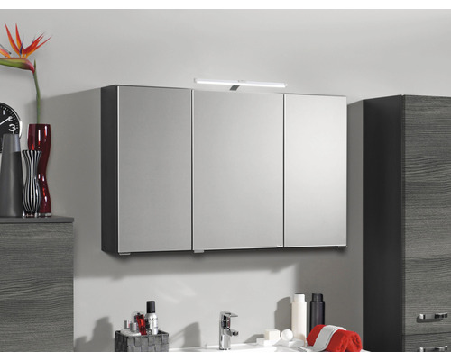 Spiegelhängeschrank mit drei Türen und Beleuchtung im Badezimmer.