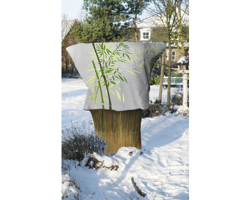 Pflanzenschutzhaube mit Bambusmotiv im winterlichen Garten