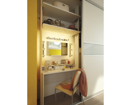 Begehbarer Kleiderschrank mit integriertem Schminktisch, Spiegel mit Beleuchtung und Ablageflächen.