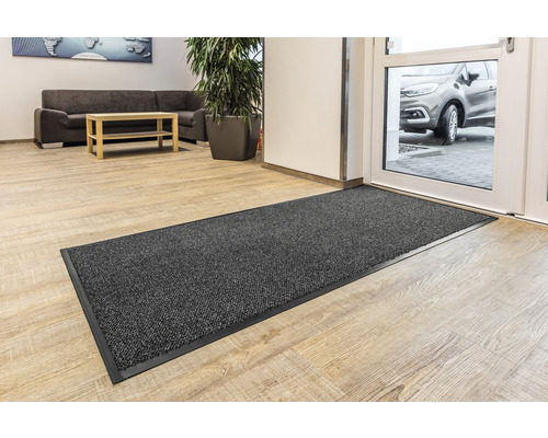 Schmutzfangmatte im Eingangsbereich mit Tür und Büromöbeln