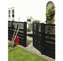 Gartenszene mit Holzzaun, Schaufel und Gummistiefeln