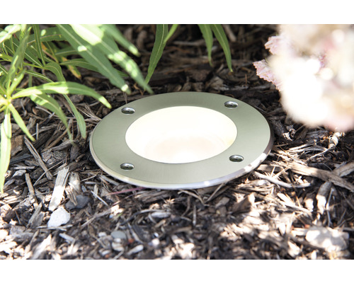 Bodeneinbaustrahler im Gartenbeet