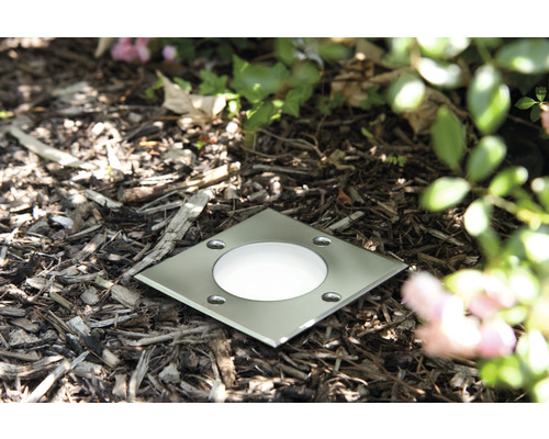 Bodeneinbaustrahler aus Metall im Außenbereich