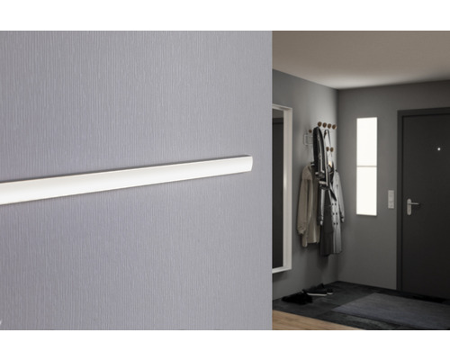 Garderobenleiste an einer Wand im Flur