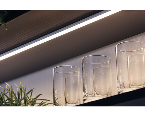 Dekorative Glasvasen auf einem Regal mit LED-Beleuchtung