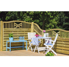 Gartenszene mit Holzzaun, Gartentisch und Gartenstühlen