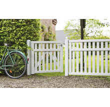 Gartenzaun mit geöffneter Tür und Fahrrad