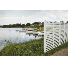 Sichtschutzzaun aus Holz am See mit Booten