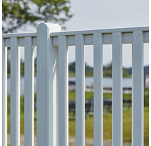 Detailaufnahme eines weißen Zauns mit Zaunpfosten und Zaunlatten