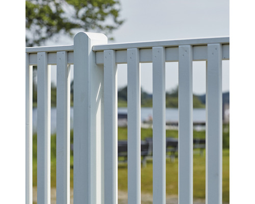 Detailaufnahme eines weißen Zauns mit Zaunpfosten und Zaunlatten