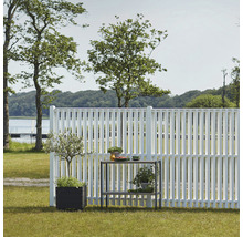 Szene mit weißem Gartenzaun, Pflanzen in Töpfen und einem Gartentisch