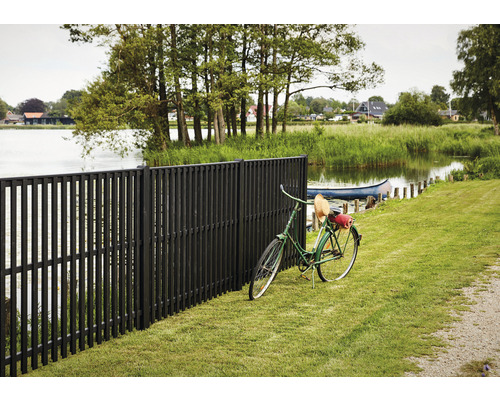 Dunkelbrauner Gartenzaun aus Holz neben einem See mit einem Fahrrad