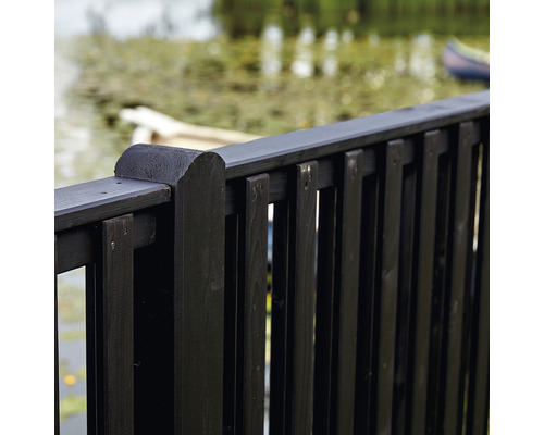 Holzzaun am See mit vertikalen Latten