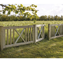 Offener Holzzaun im Gartenbereich