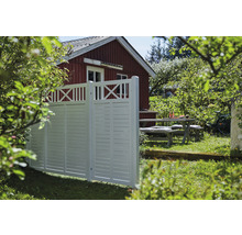 Gartenszene mit Sichtschutzzaun vor einem Wohnhaus