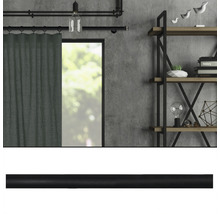 Industriell gestalteter Raum mit Vorhang, Lampe, Regal und schwarzer Gardinenstange
