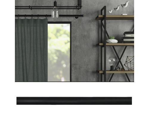 Industriell gestalteter Raum mit Vorhang, Lampe, Regal und schwarzer Gardinenstange