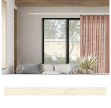 Wohnzimmer mit Vorhangstange, Vorhang und Couch