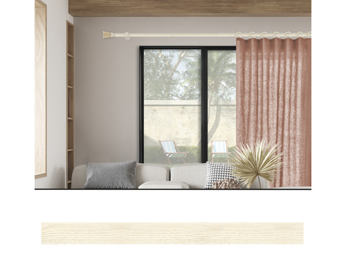 Wohnzimmer mit Vorhangstange, Vorhang und Couch