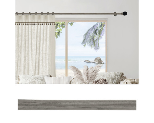 Gardinenstange vor Fenster mit Meerblick