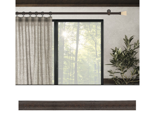 Gardinenstange mit Vorhang vor Fenster