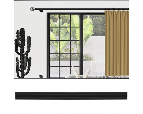 Gardinenstange mit Vorhang vor Fenster