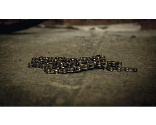 Fahrradkette auf Betonboden