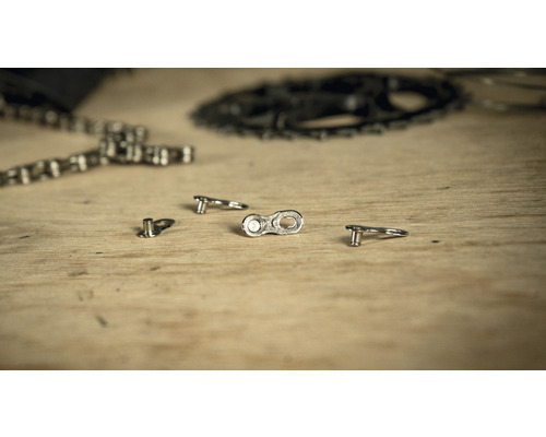 Fahrradkettenschloss auf Holzgrund