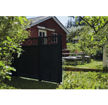 Gartenansicht mit geschlossenem Zaun und Gartentischgarnitur