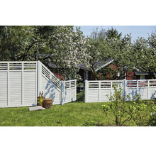 Gartenszene mit Holzzaun und blühenden Bäumen
