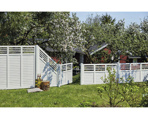 Gartenszene mit Holzzaun und blühenden Bäumen