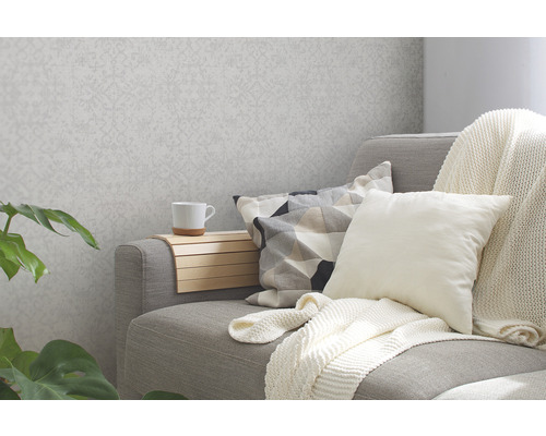 Graues Sofa mit Kissen, Decke und Beistelltisch