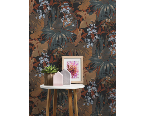 Dekorative Tapete mit Dschungelmotiven als Hintergrund für Tischdekoration