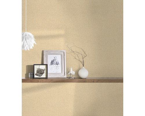 Beige Textiltapete im Raum mit Dekoration auf einem Regal