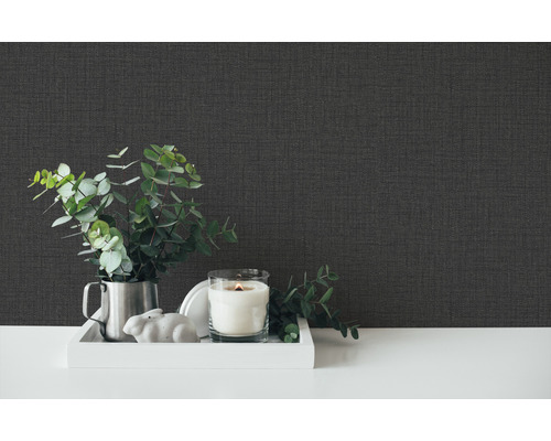 Nahaufnahme einer dunklen Textiltapete mit Dekoration