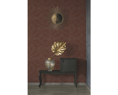 Dekoratives Interieur mit Ornamenttapete, Spiegel, Vase und Kommode