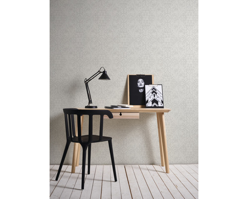 Schreibtisch mit Lampe, Stuhl und Dekorationsartikeln im Arbeitszimmer