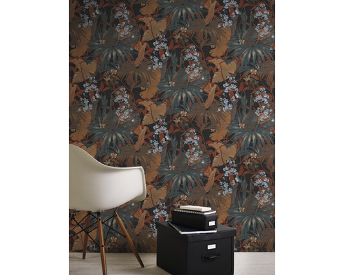 Tapete mit Blättern und Blütenmuster im Raum