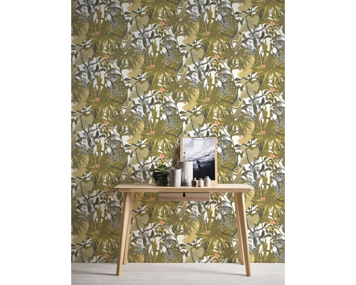 Dekorative Tapete mit Pflanzenmotiven und einem Holztisch mit Dekoration