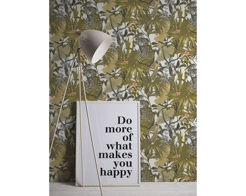 Zimmer mit Dschungeltapete, Stehlampe und gerahmtem Spruch