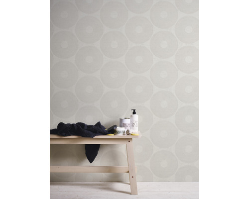 Wand mit geometrischer Tapete und Ablagetisch mit Badutensilien