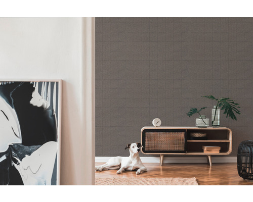 Wohnraum mit gemusterter Tapete, Kommode und Hund