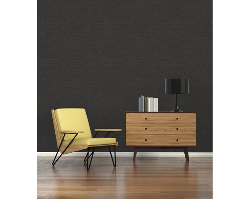 Wohnzimmer mit schwarzer Wand, Sessel und Kommode