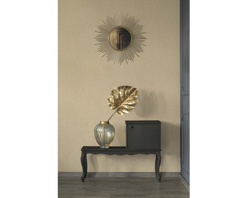 Dekoratives Arrangement mit Spiegel, Vase, Blatt und Schrank auf einem Tisch