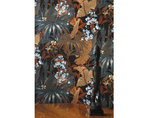 Tapete mit Blatt- und Blütenmuster und eine Skulptur auf einem Tisch