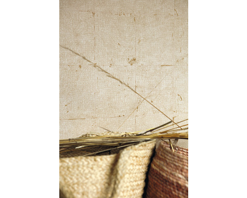 Geflochtene Körbe und getrocknetes Gras vor einer Wand