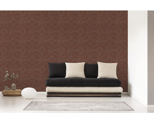 Wohnraum mit gemusterter Tapete und Futonbett